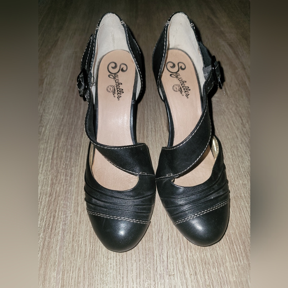 Seychelles brand women's heels. Size 8. Black with wood heel.